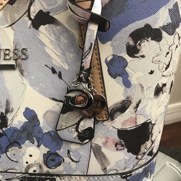 SOLD ❌⭕️⭕️❌⭕️ Guess Purse - Picture 3 of 6